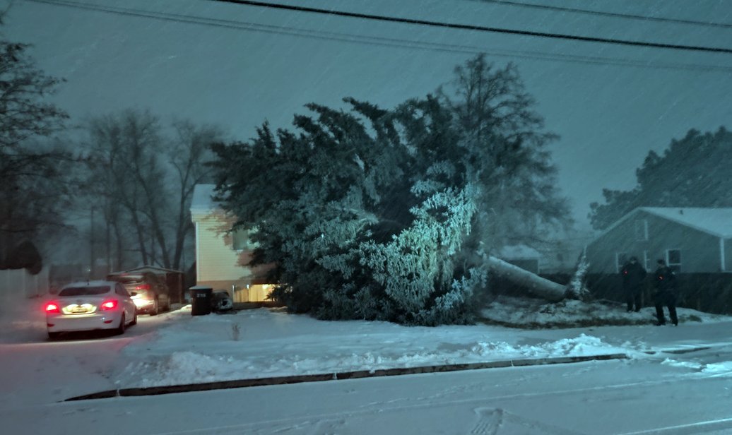 KSL5TV's tweet photo. Peggy in Brigham City sent in a photo of a snow squall problem at her house. It's a good reminder of another danger weather can bring.
#utwx #kslweather https://t.co/iKNbhSufTB
