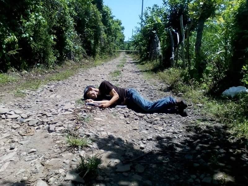 MAXGLASSV's tweet photo. Señor Presidente @nayibbukele solicitan presencia de la @PNCSV o @FUERZARMADASV en la zona
Ya que hace uno 5 años pandilleros asesinaron a un señor y hasta la fecha no hay capturas de los asesinos Y el sector a sido dominado por la MS13 https://t.co/G9Ii1d7yB3