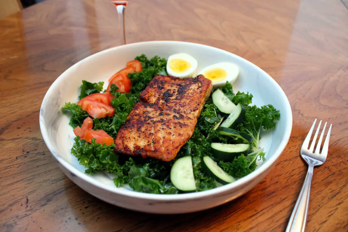 FreshCookedFun's tweet image. Salmon and Kale salad for dinner....  #protein #dinner #Salad 
freshcookedfun.com/salmon-and-kal…