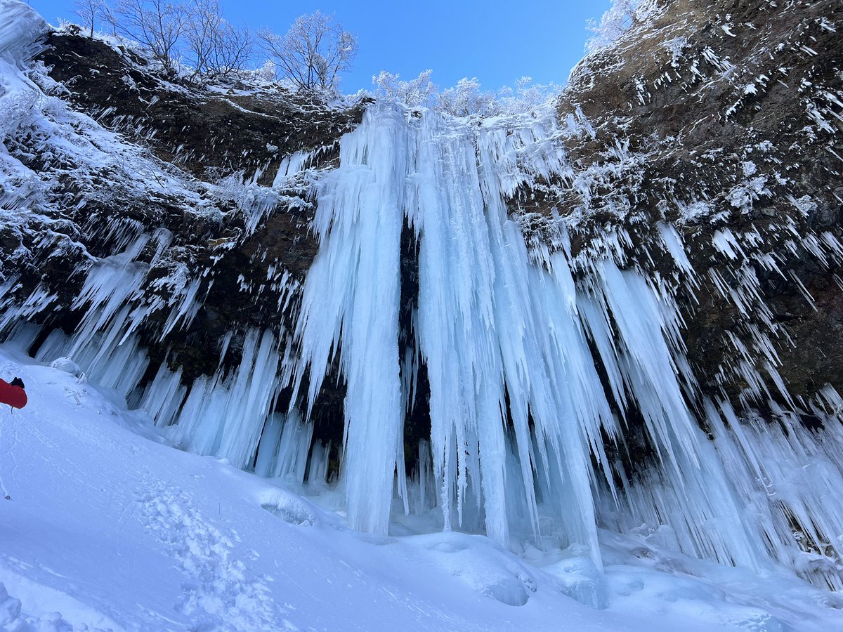 iideactivity's tweet photo. 氷瀑スノートレッキングツアー2024始動!!

例年にない暖冬で、心配の声もありましたが、氷瀑は私たちを待っていてくれました！

山形の冬の絶景を目指し、一緒に冒険しましょう！

#YAMAGATAEXPERIENCE
#冒険の盆地
#山形アクティビティ
#山形の冬の絶景 https://t.co/pgM8ijZCj2