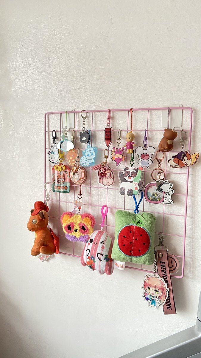 scherschers's tweet photo. keychain display area hehe https://t.co/BEpc9qg2Pb