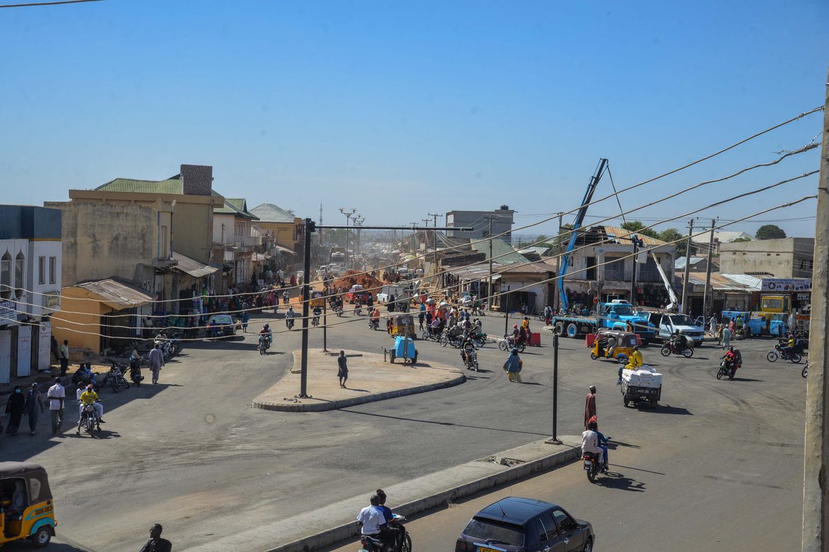 Update: Wiring of the traffic signal light🚦and Installation of secondary cantilever poles for the Traffic Light is in progress at the Bello Barau intersection. #ZamfaraUrbanRenewal