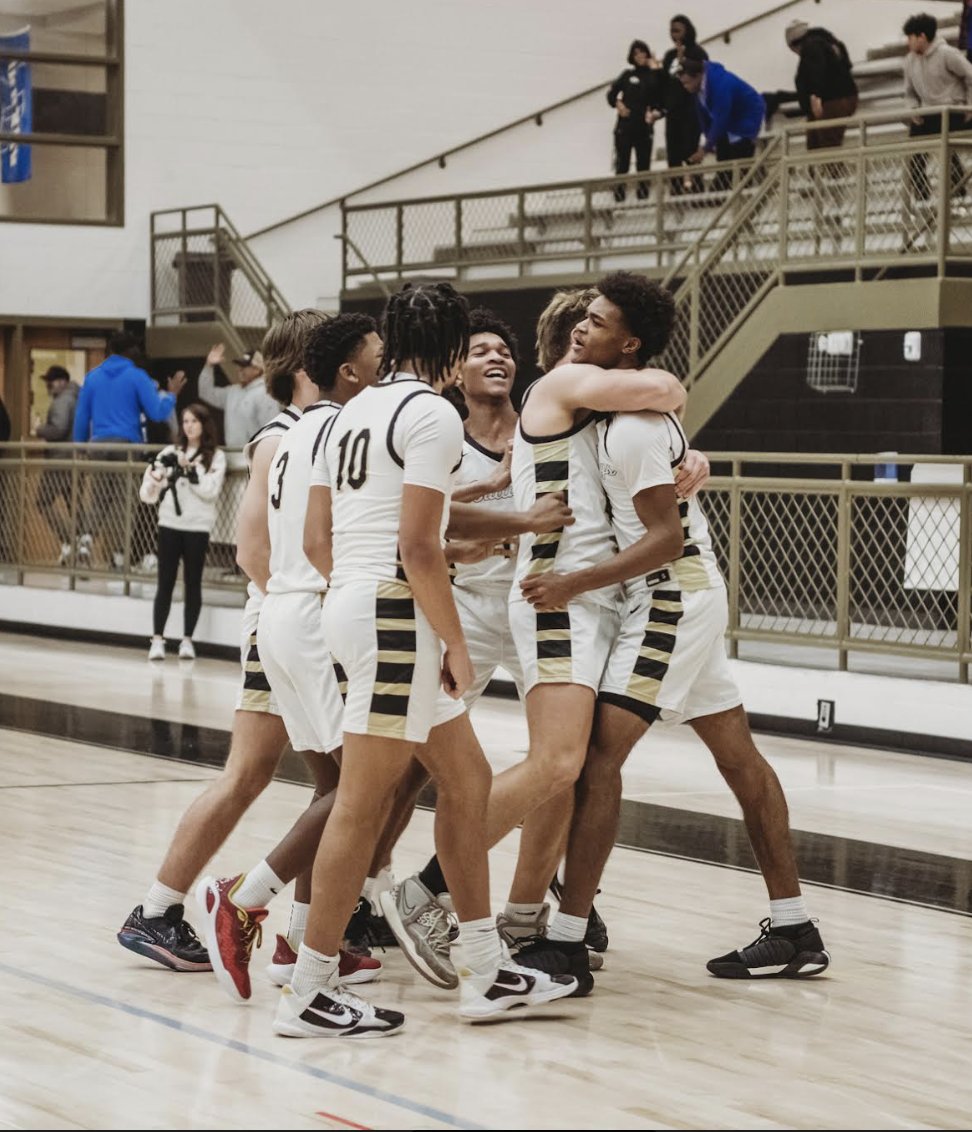 Let's Go Bulldogs 👏👏👏
🗣️Progam W ‼️
Varsity at the 🚨
5⃣5⃣ - 5⃣3⃣
__________________
JV B | 9th with W's

Our crowd | Dawg Pound was 🔥
👏👏👏
#oneRC