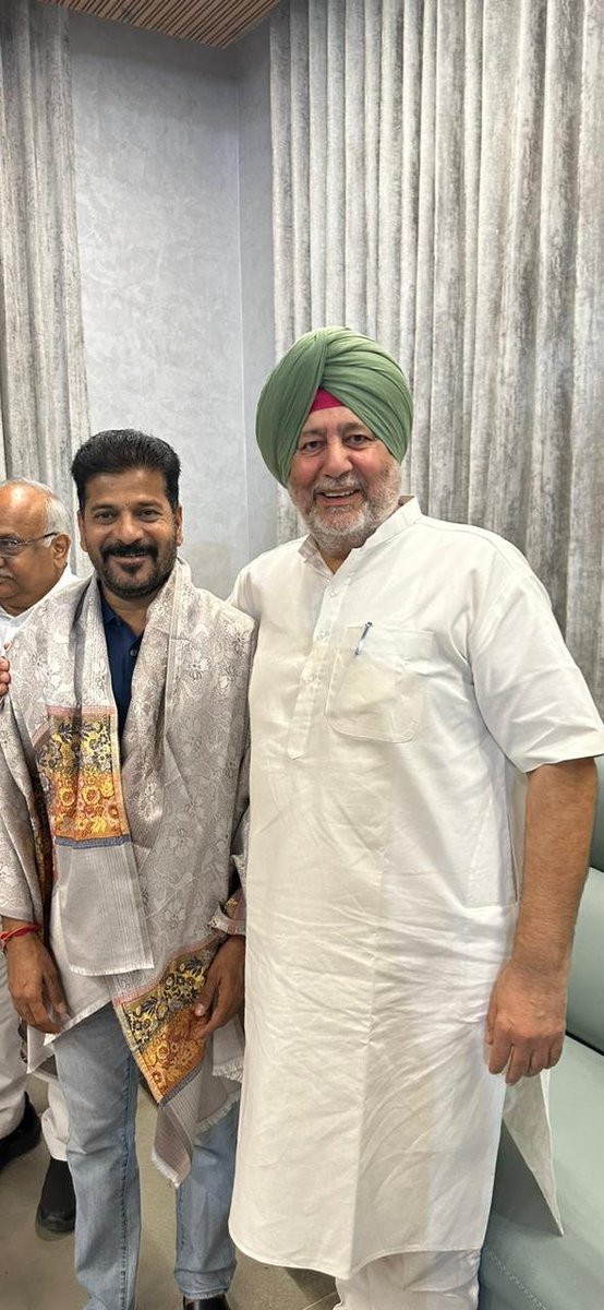 JasbirGillKSMP's tweet photo. ਆਪਣੇ ਮਿੱਤਰ ਤੇ ਤੇਲਨਗਾਨਾ ਦੇ ਨਵ ਨਿਯੁਕਤ ਮੁੱਖ ਮੰਤਰੀ ਏ ਰੇਵਨਤ ਰੈਡੀ ਨਾਲ ਉਨ੍ਹਾ ਦੇ ਨਿਵਾਸ ਤੇ ਤੇਲਨਗਾਨਾ ਵਿੱਚ ਵੱਸਦੇ ਪੰਜਾਬੀ ਭਾਈਚਾਰੇ ਦੇ ਵਫ਼ਦ ਨਾਲ ਮੁਲਾਕਾਤ ਕੀਤੀ। ਇਸ ਵਿੱਚ ਉਹਨਾ ਦੇ ਮੁੱਦੇ ਤੇ ਲੋੜਾ ਦੀ ਵਿਸਥਾਰ ਸਹਿਤ ਚਰਚਾ ਹੋਈ। ਸ਼ਹੀਦ ਭਗਤ ਸਿੰਘ ਜੀ ਦੀ ਯਾਦਗਾਰ ਬਣਾਉਣ ਲਈ ਮੁੱਖ ਮੰਤਰੀ ਜੀ ਵੱਲੋ ਹਾਮੀ ਭਰੀ https://t.co/6duNG6qBYs