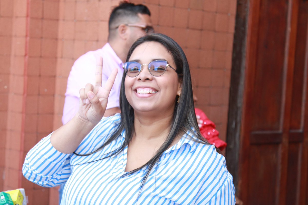 AlcSopetran's tweet photo. En la administración municipal reconocemos la importancia vital de su labor y estamos comprometidos a trabajar de la mano, unidos y articulados, en pro de la calidad educativa para nuestro amado municipio. 

#TatianaCarballoAlcaldesa 🇾🇪
🇾🇪 ¡Sopetrán, es el Momento! ❤️🤍🖤 https://t.co/dJY0DcYGz1