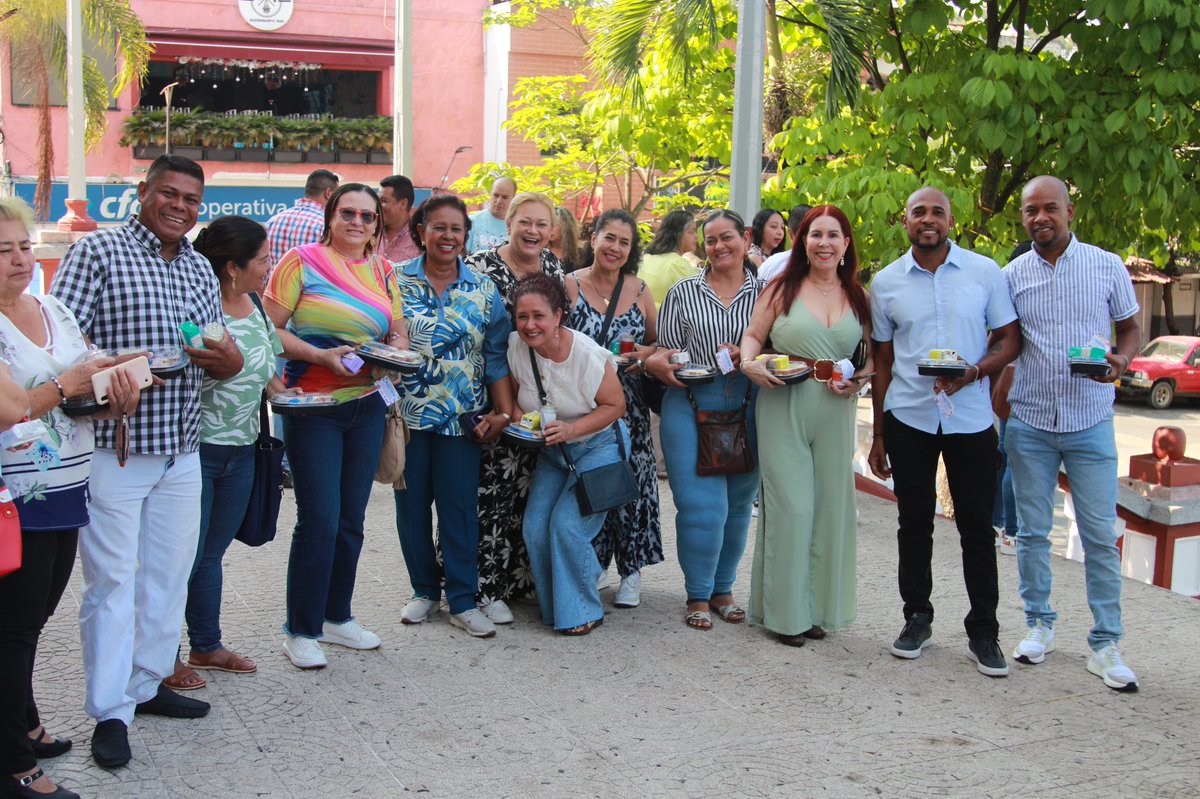 AlcSopetran's tweet photo. En la administración municipal reconocemos la importancia vital de su labor y estamos comprometidos a trabajar de la mano, unidos y articulados, en pro de la calidad educativa para nuestro amado municipio. 

#TatianaCarballoAlcaldesa 🇾🇪
🇾🇪 ¡Sopetrán, es el Momento! ❤️🤍🖤 https://t.co/dJY0DcYGz1