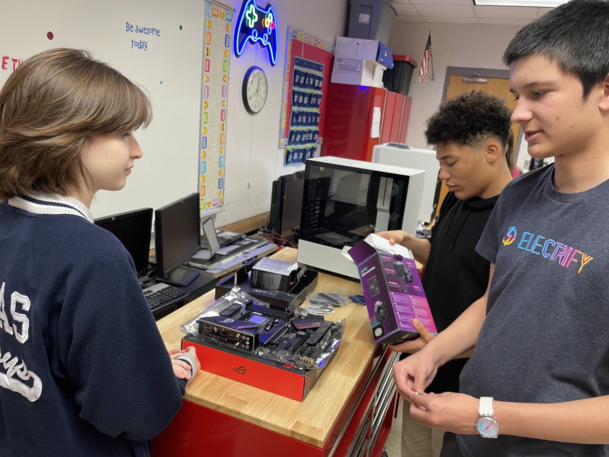 Cyber_Coogs's tweet photo. 3rd year student Ian Leath helping 1st year students build computers. ⁦@DavissonDustin⁩ ⁦@canyonhscougars⁩ https://t.co/SDUIzDu0FN