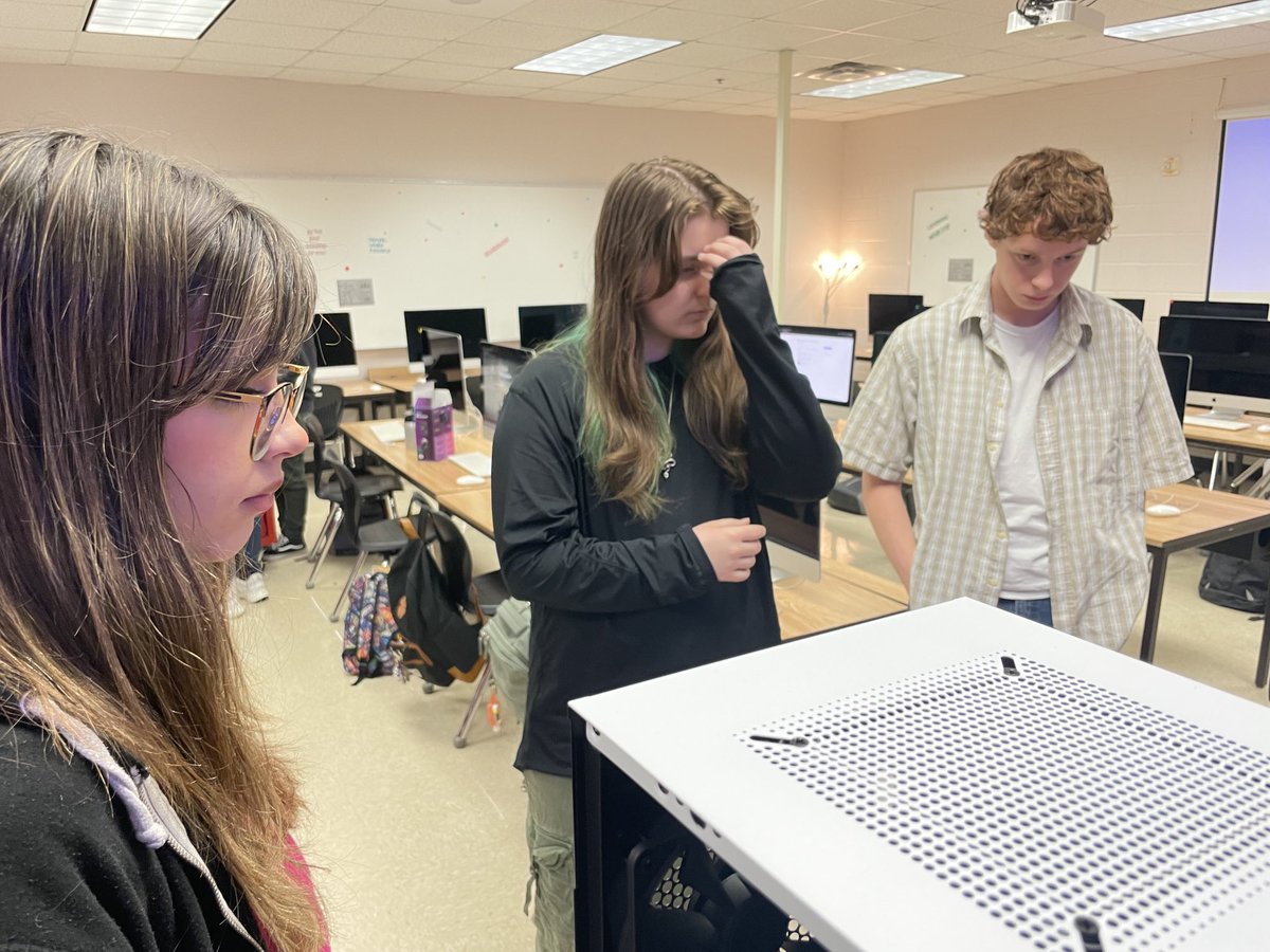Cyber_Coogs's tweet photo. 3rd year student Ian Leath helping 1st year students build computers. ⁦@DavissonDustin⁩ ⁦@canyonhscougars⁩ https://t.co/SDUIzDu0FN