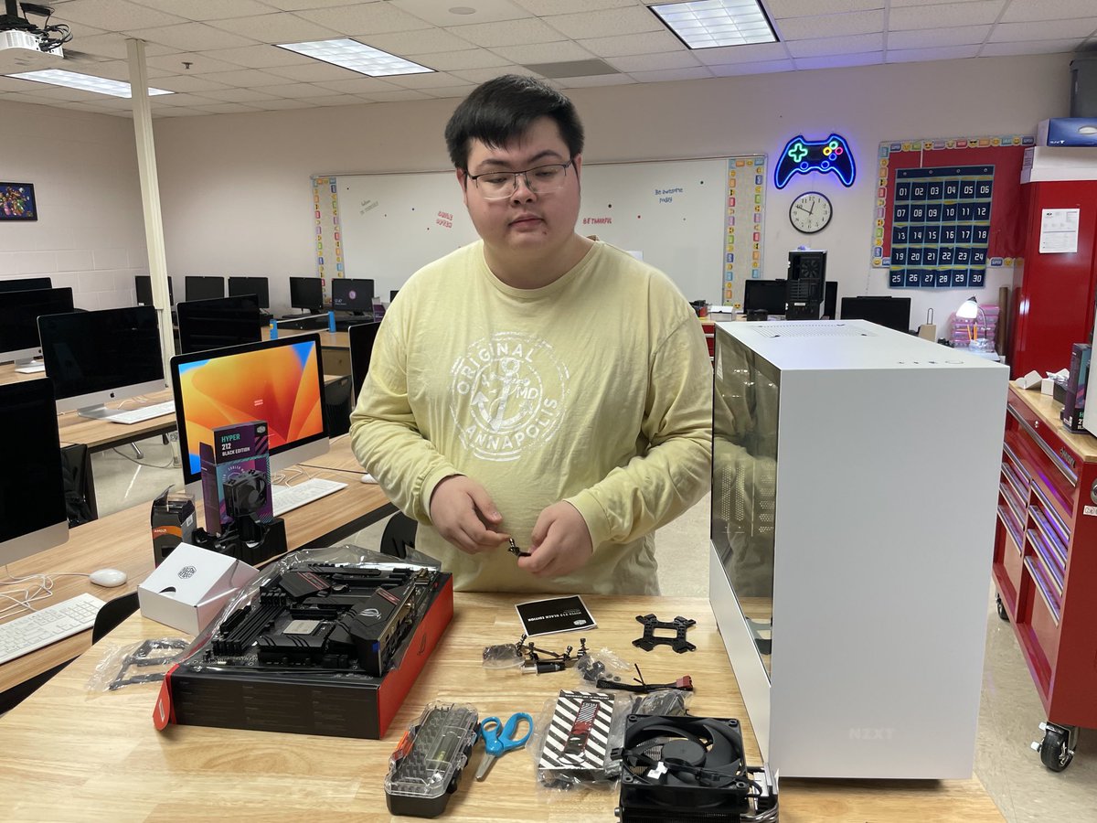 3rd year student Ian Leath helping 1st year students build computers. ⁦<a href="/DavissonDustin/">Dustin Davisson</a>⁩ ⁦<a href="/canyonhscougars/">Canyon HS</a>⁩