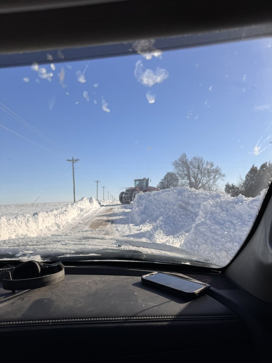 zoeschultz_12's tweet photo. Digging ourselves out in NWKS - been one heck of a 36 hrs! ❄️ 

@KSFarmBureau @newsfromkla @KWCH12 https://t.co/i0qmuXYz3h