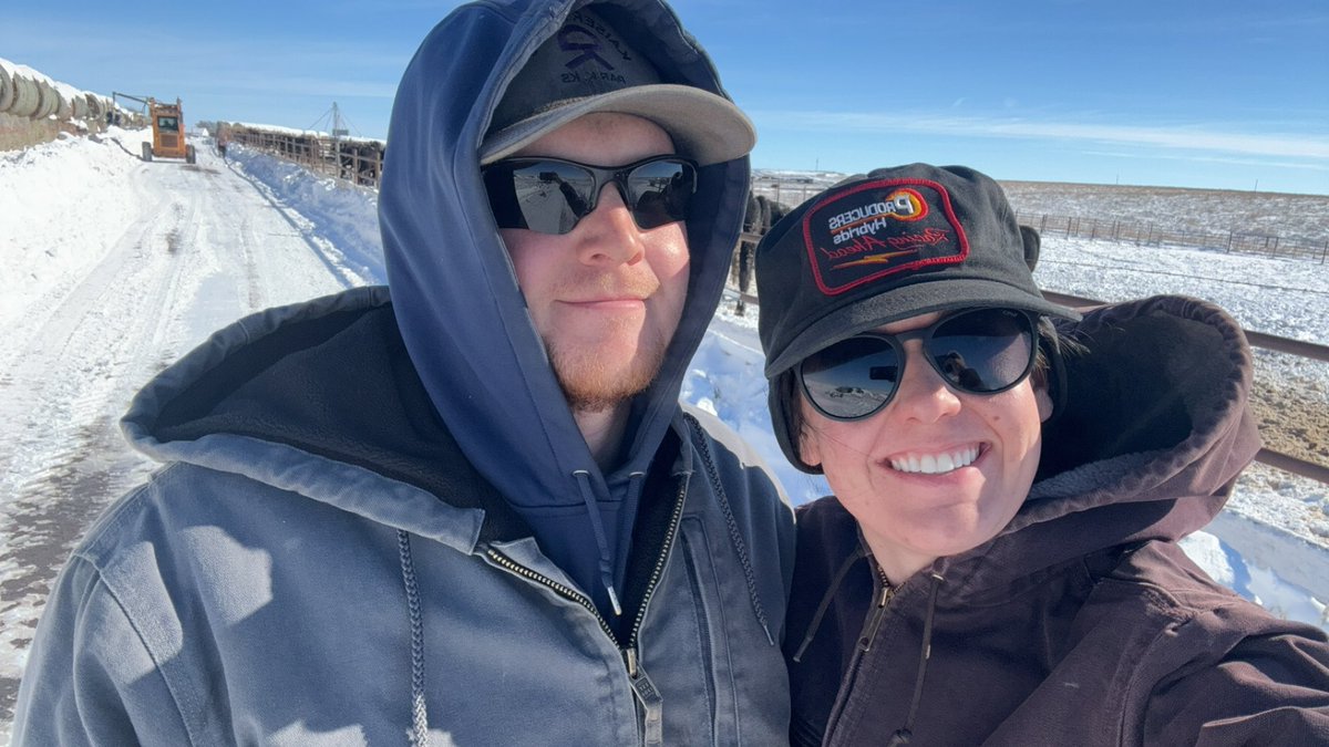 zoeschultz_12's tweet photo. Digging ourselves out in NWKS - been one heck of a 36 hrs! ❄️ 

@KSFarmBureau @newsfromkla @KWCH12 https://t.co/i0qmuXYz3h