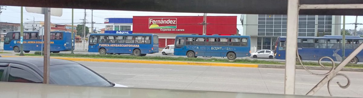 CumbeMoran's tweet photo. Darles con todo Fuerzas Aéreas! Hacer respetar nuestra bandera 💪🏼🇪🇨

se me hace chiquito el corazón 
#DISPAREN #Guayaquil #Ecuador #Ecuatorianos #URGENTE https://t.co/9GV1ojFoxN