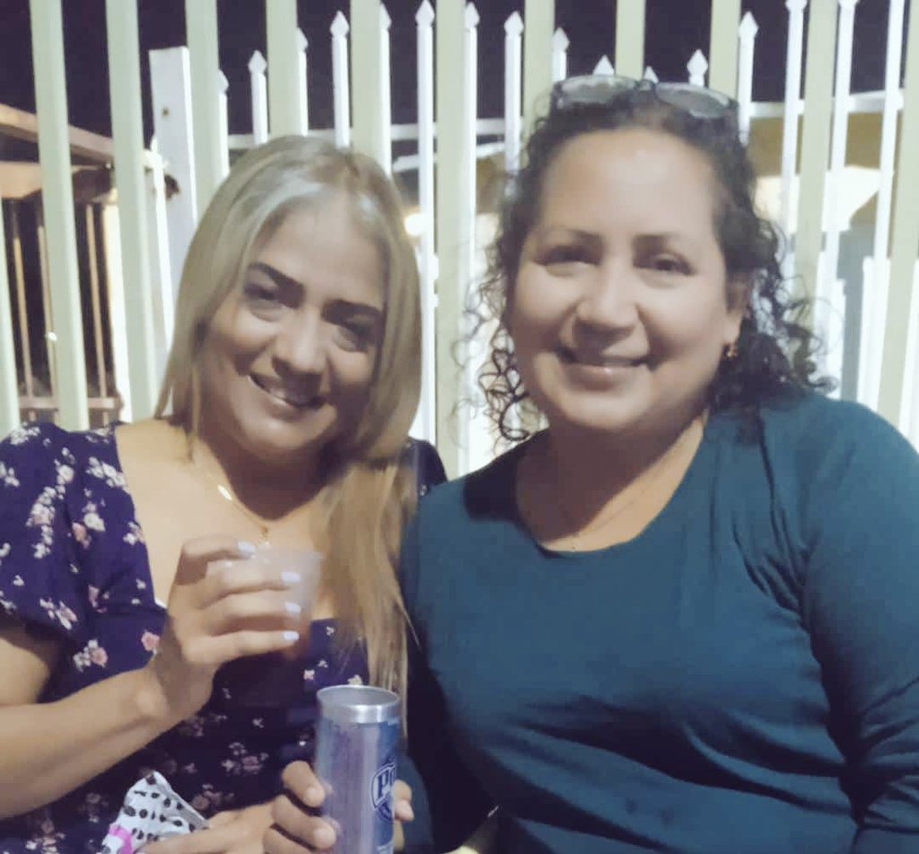 Anamer2013's tweet photo. Celebrando el cumpleaños de mi amiga 🎂🎉 https://t.co/TGUvZARFN1