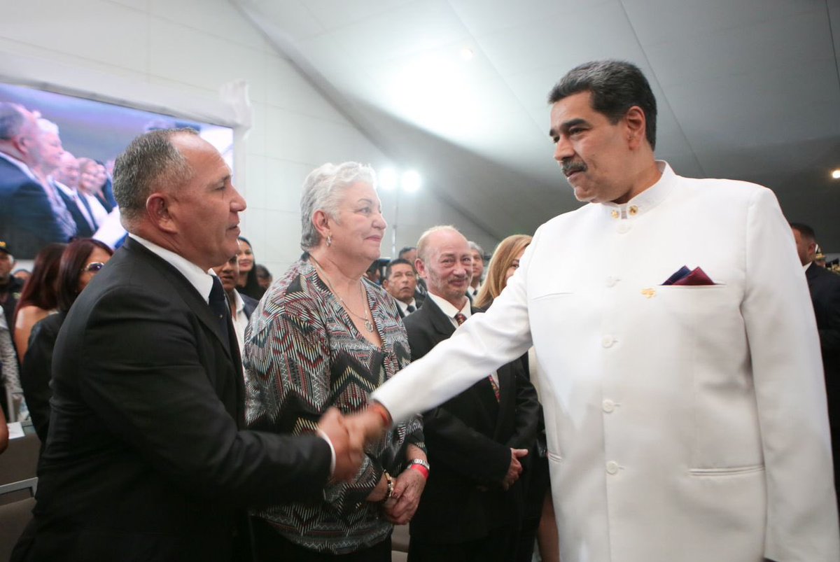 comandosergioh's tweet photo. A partir de hoy los restos mortales del General Domingo Antonio Sifontes reposa junto a héroes patrios en el Panteón Nacional, honor a quien honor merece #SifontesLlegaAlPanteón @NicolasMaduro @alexroca1 @amarcanopsuv https://t.co/RxNOyi7BOn