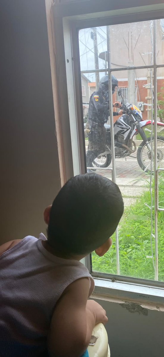 wildnount's tweet photo. En #Ecuador se vuelve viral esta imagen... Un niño despidiéndose de su papá policía, el cual va a luchar contra el #Terrorismo. Fuerza Ecuador ❤
#EcuadorBajoAtaque #EcuadorSeDesangra #FuerzaEcuador https://t.co/Vptkm1rU2P
