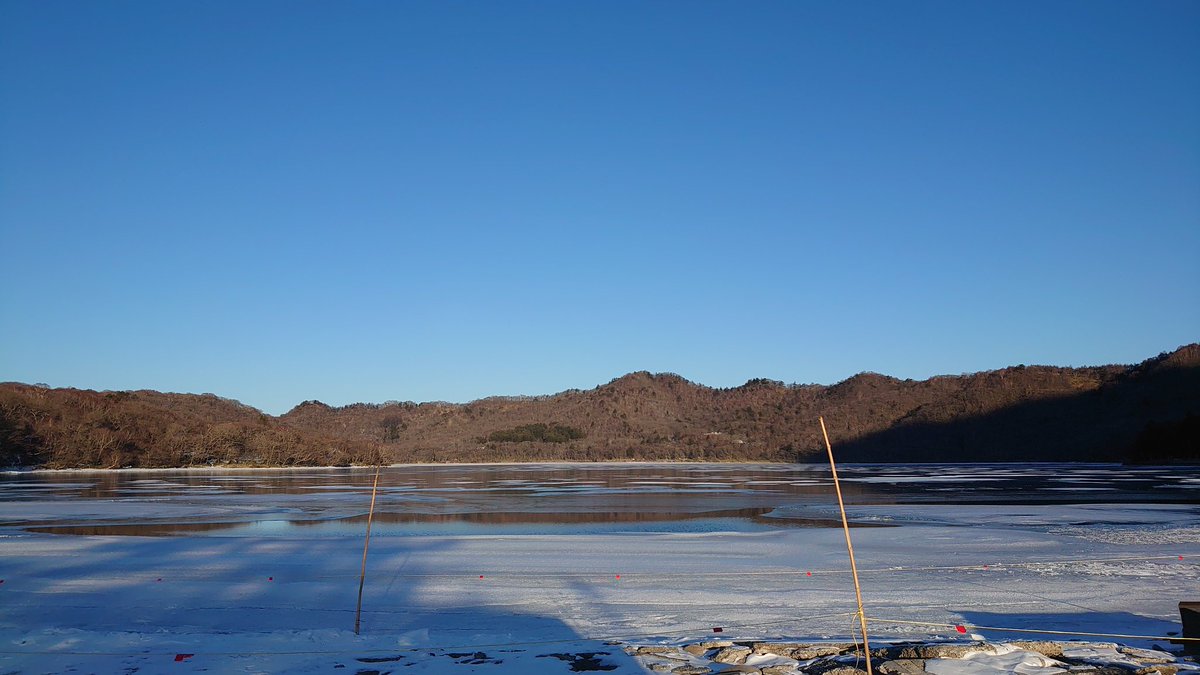 ao18719048's tweet photo. ☆大沼氷結状況
ほぼ全面氷結〜ここの入場口前だけ凍らない😣寒さが甘い😓割れるなよ？
#赤城山 #大沼 #氷結状況 #百名山 #暖冬 #イマソラ #NHKマイあさ https://t.co/z1OUGvFmCO