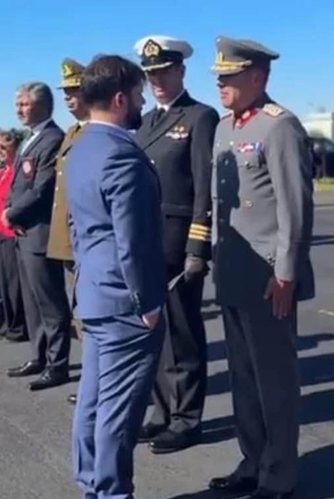 CiudadanZero's tweet photo. Simplemente @GabrielBoric eeees un saco de 
https://t.co/5VSyROwpNR 😨🥵

🤷‍♂️Habrá algún inteligente, que lo asesore en @GobiernodeChile su equipo? 🌳 https://t.co/Y48O3sp3go