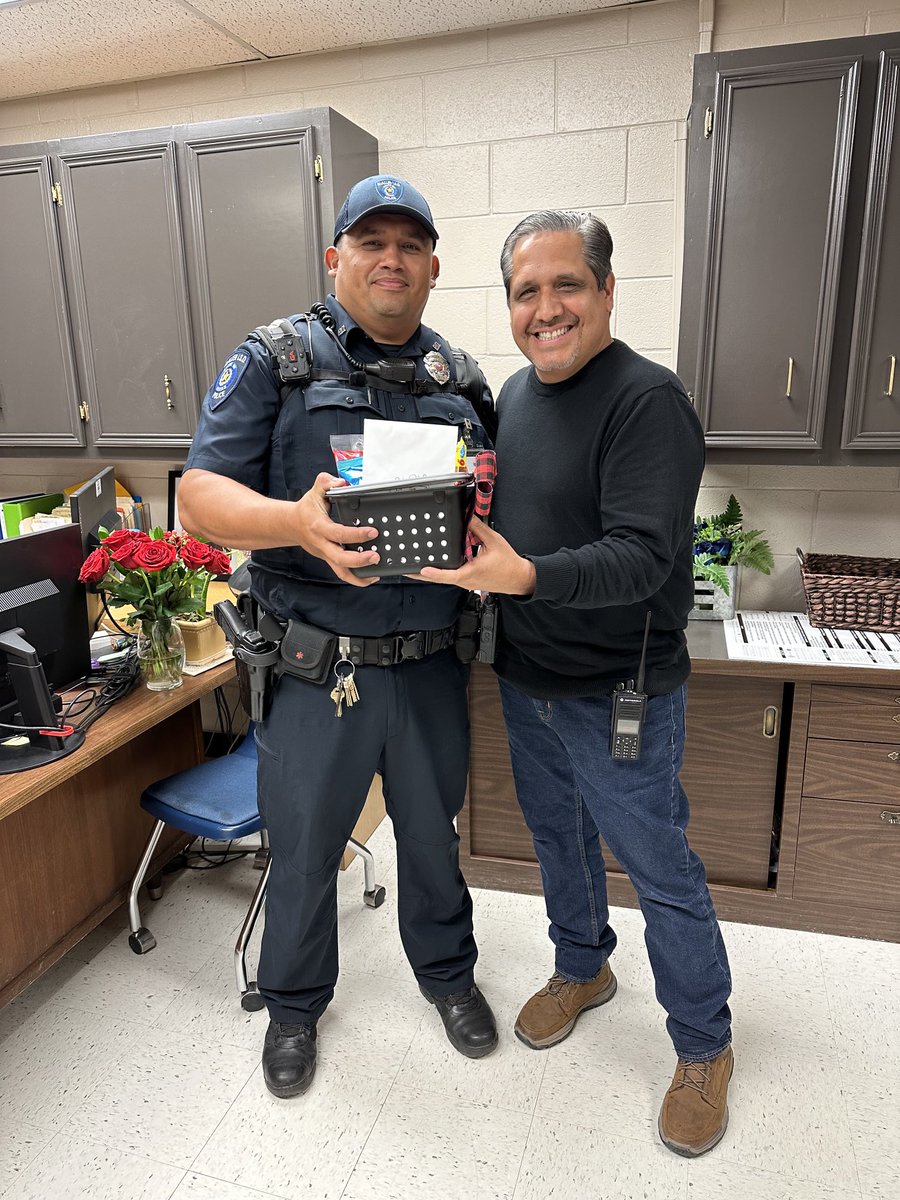 RichardTam93019's tweet photo. Thank you Officer J. Cansino #315 for all you do for our students, staff, and community. We are blessed to have you at the ⁦@IandGCenter⁩ ⁦@McAllenISD⁩ with ⁦@gutiexfer⁩ and ⁦@e_m0rin⁩ ⁦@KarenTeverovsky⁩ ⁦@ramirezanal⁩. 
#TheBlueLine https://t.co/S26FH4AviN