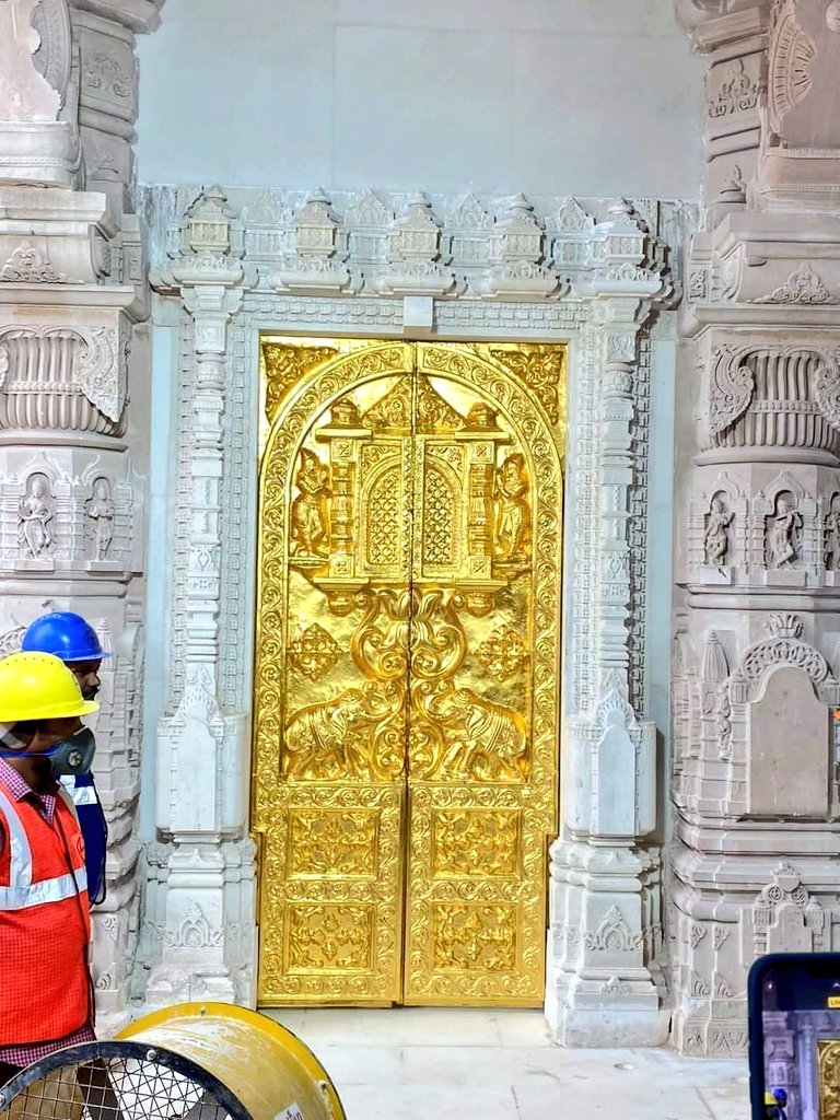 ArunSahuIND's tweet photo. ।। जय श्री राम।।

अयोध्या स्थित निर्माणाधीन राम मंदिर में सोने के दरवाजे लगाए जाने का काम जोरों पर है. इस बीच पहले सोने के दरवाजे की पहली तस्वीर सामने आई है.  यह दरवाजा राम लला के गर्भ गृह का मुख्य द्वार है. जानकारी के मुताबिक अगले तीन दिनों में ऐसे 13 और दरवाजे लगेंगे. राम मंदिर में लगा यह पहला दरवाजा हजार किलो के सोने की प्लेटिंग का है.

#Ayodhya #UttarPradesh #RamMandir #RamMandirAyodhya #RamMandirOpening #RamMandirInauguration #India