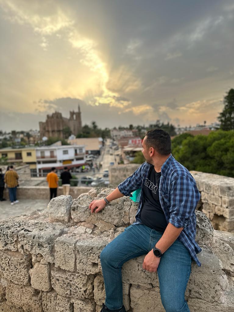 Dalıp gidiyor insan bazen güneşin batişina onunla dalmak istiyor karanlığa ama insan oğlu bilmiyor ki güneş sana karanlığı getiriyor ama diğer insanlara aydınlığı insanız sadece kendimizi düşünüyoruz ne yazikki