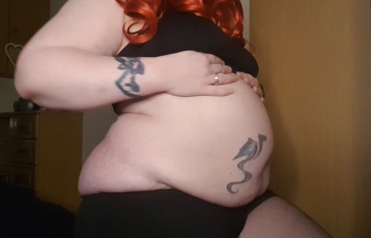 GurgleGoddess's tweet photo. Gut pouring into my lap like a milkshake 🖤 https://t.co/BrtK4xFOhF 🖤 #fatty #bigbelly #bigbellies #stomach #tummy #belly #bellies #tummies #bigtummy #bigtummies #bigstomach #bigstomachs #gut #glutton #overeating #overate https://t.co/XPiTEzvoJe