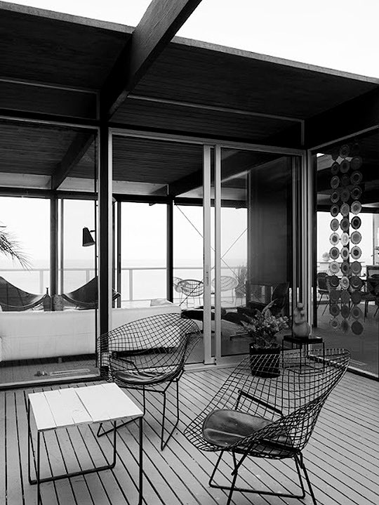 TRES60Blog's tweet photo. Interiores de la Hunt House en el 24514 de Malibu Road, Los Ángeles, California. Proyectada y construida entre 1955 - 1957 por Craig Ellwood y Jerrold Lomax como casa de fin de semana para el Dr. Hunt y su esposa.
#arquitectura #midcenturyhomes #HuntHouse #GraigEllwood https://t.co/rhDRh07ItK
