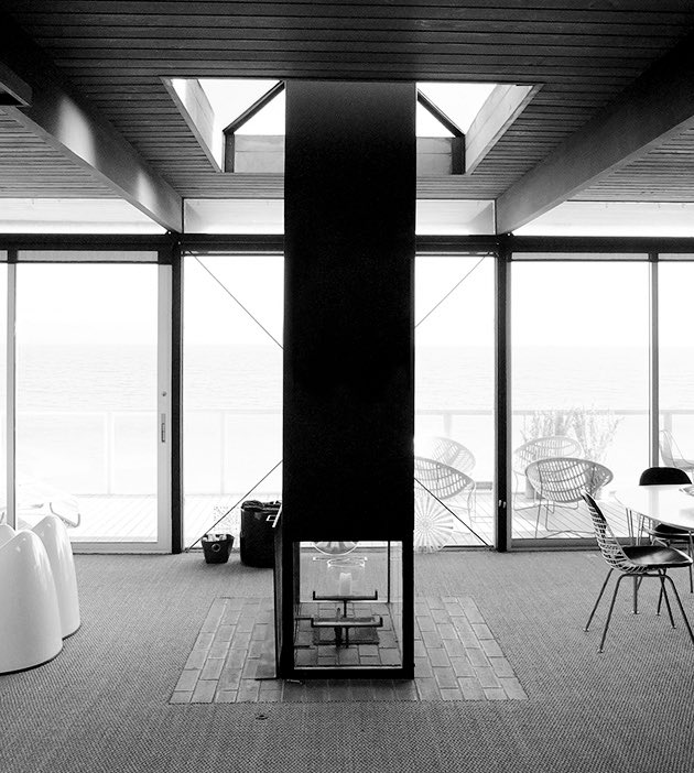 TRES60Blog's tweet photo. Interiores de la Hunt House en el 24514 de Malibu Road, Los Ángeles, California. Proyectada y construida entre 1955 - 1957 por Craig Ellwood y Jerrold Lomax como casa de fin de semana para el Dr. Hunt y su esposa.
#arquitectura #midcenturyhomes #HuntHouse #GraigEllwood https://t.co/rhDRh07ItK