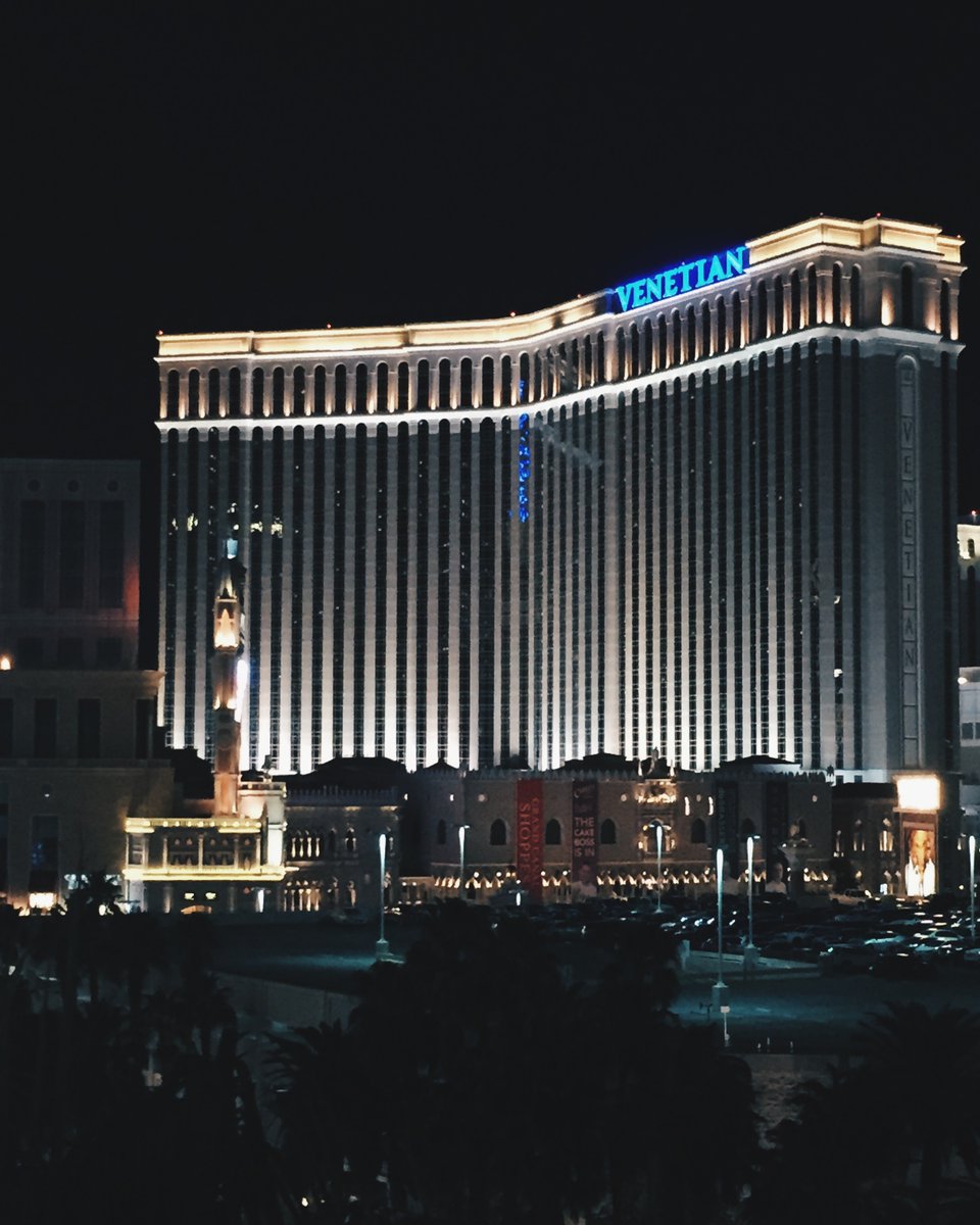 In honor of #NationalLawEnforcementAppreciationDay, tonight our tower signs shine blue to celebrate Southern Nevada's hardworking law enforcement professionals. 💙