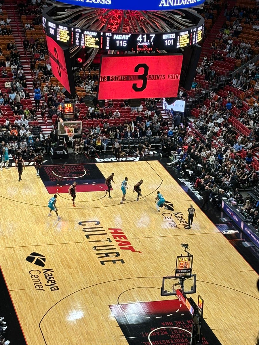 CamillusHouse's tweet image. A good game, company &amp;amp; vibes never fail to be therapy for the soul. It's amazing how freeing it can be to move about in society as a person w/o the stigma of being homeless. We are thankful to our ticket donors: Jr. @MiamiHEAT program &amp;amp; the @ASASsouthfl🔥🏀
#GoHEAT @KaseyaCenter