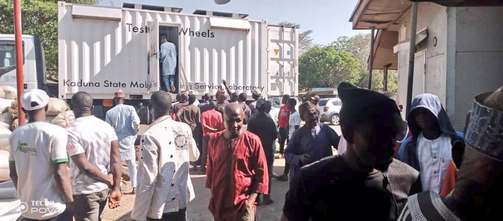 KadunaMOH's tweet photo. Prioritizing the Health of the  people of Kaduna State, @KadunaMOH  has again embarked on medical Outreaches  in Television Garage &amp; Abbatoir T/  Wada, Kaduna using the Mobile diagnostics truck 
The outreaches were for diagnosis, treatment counseling and referral where necessary https://t.co/a82x9p5qag
