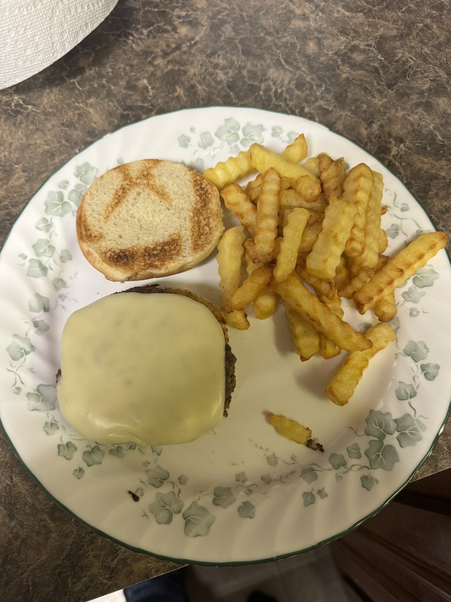 Sonnie_Slim's tweet photo. Putting the new Toaster to work. Xbox bun burger. 🤤 https://t.co/1DjINSERFa
