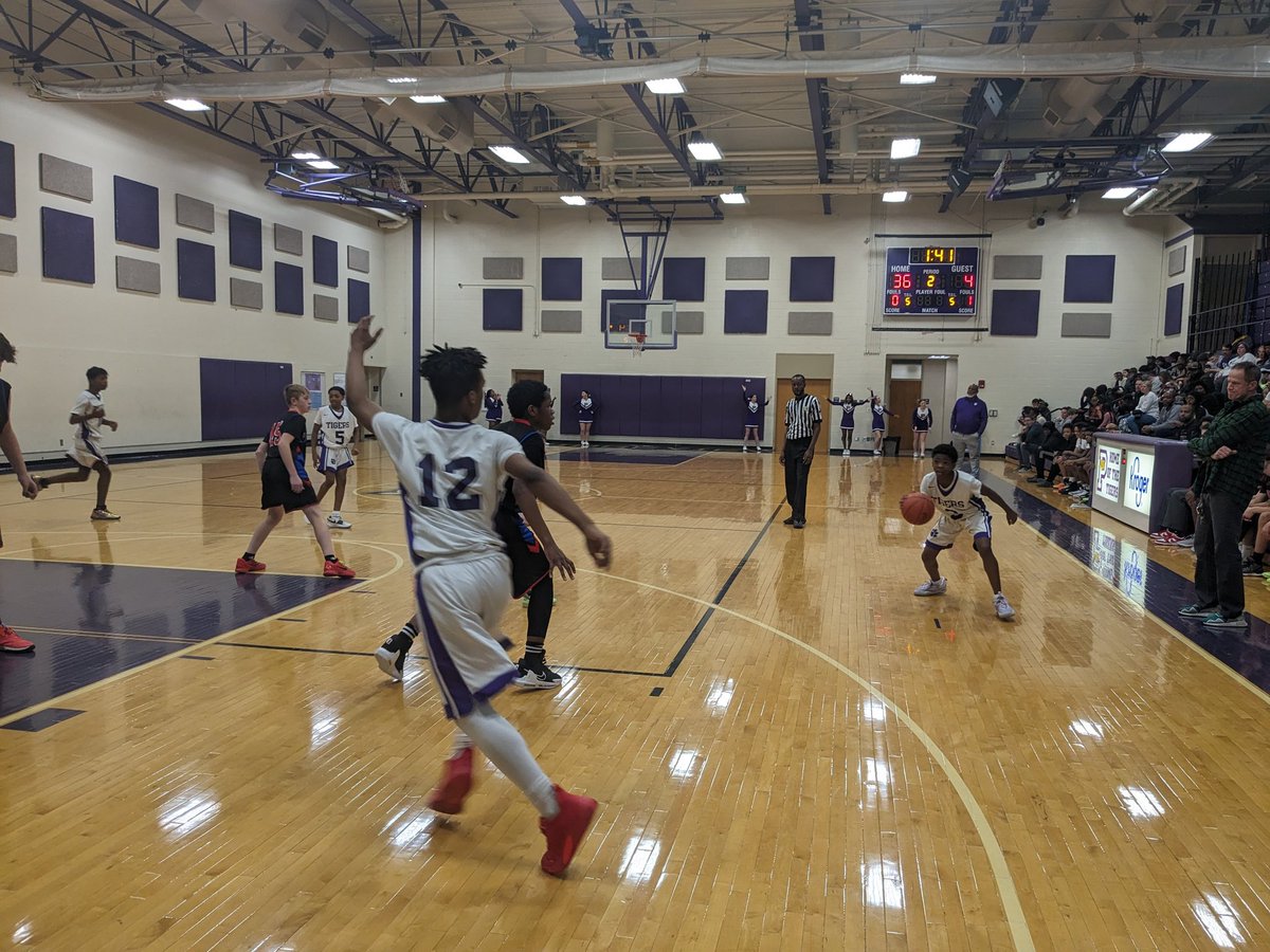 ksmithplsd's tweet photo. @RidgeviewPLSD 8th grade Tigers are pouncing on the ball tonight. Lets go Tigers! https://t.co/PB690PGOHL