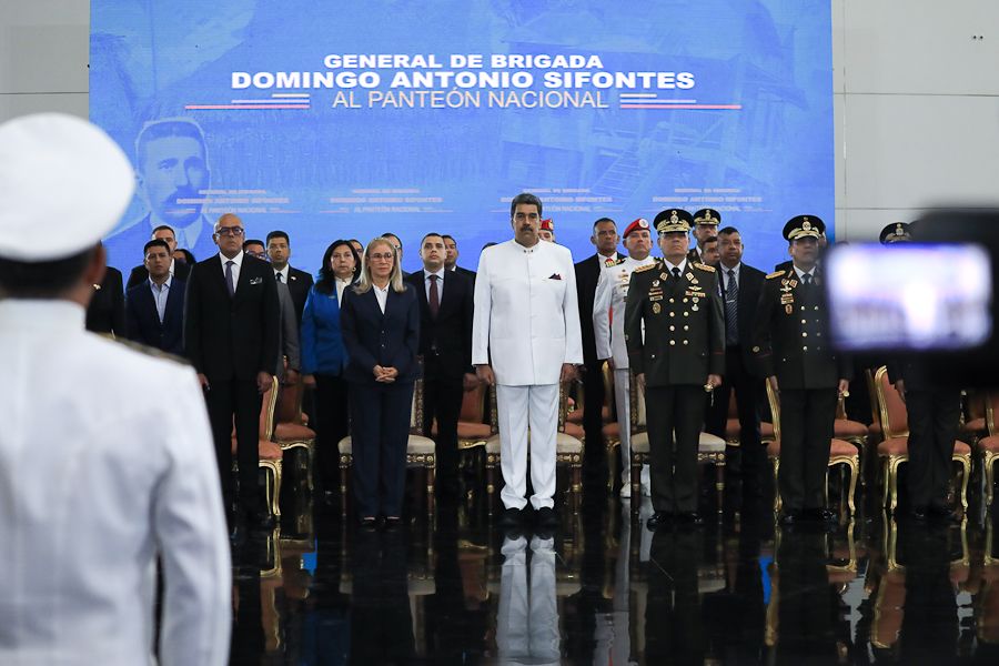 OviedoPSUV's tweet photo. Primero el Libertador de Guayana, nuestro Manuel Piar, fue ascendido a su lugar de honor y hoy es el turno del general Domingo Sifontes, dos héroes del estado Bolívar siendo reconocidos, dignificados, por el presidente @NicolasMaduro.

#SifontesLlegaAlPanteón https://t.co/tZoOKlZHN3