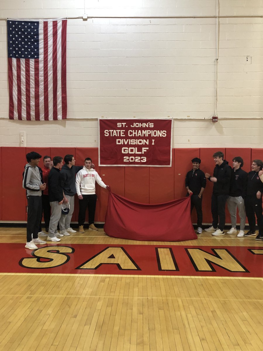 SJHS_PioneersAD's tweet photo. BANNER UNVEILING
Congrats to the @MIAA033  D1 Golf State Champions
@SJHSGolf @JVSJGolf1 @SJShrewsbury @superfans_sj https://t.co/Zc5Q2Jpvg6