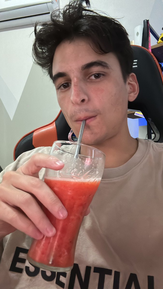 Escuchame, necesito... 😈

Frutillas. 🍓

En una licuadora. 🥤

Jugo de naranja, todo bien frozen. Pero frozen en serio, eh.