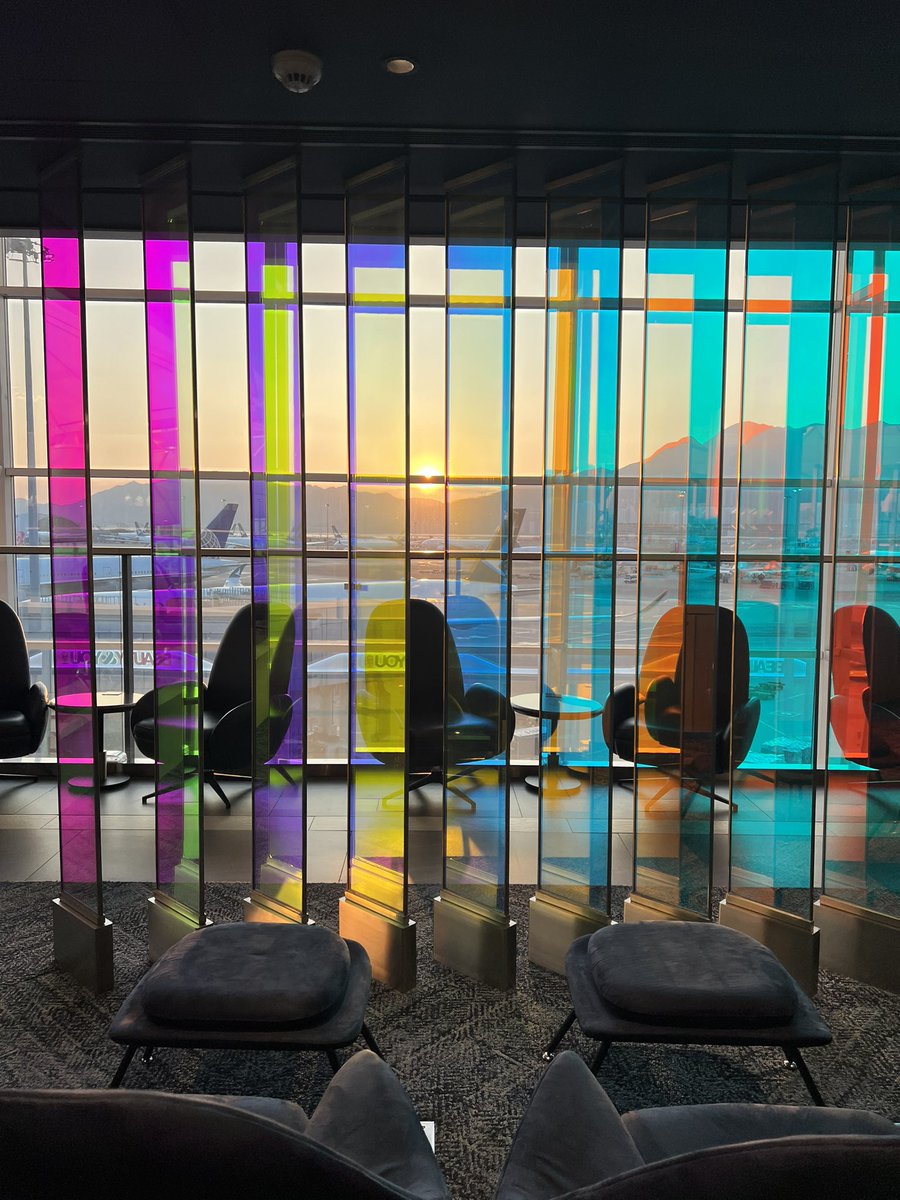 空港から見た朝日が綺麗。全部見たわけじゃないけど、香港空港はキャセイ航空のラウンジより、プライオリティパスで入れるラウンジが好き。#HongKong