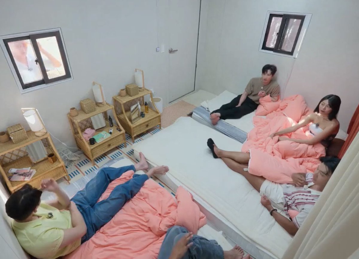 winspumpkin's tweet photo. hyeseon is the real queen, look at all the boys around her (habin, jinseok, minwoo and minkyu?) also gwanhee insecurities? omg😭😂😂 #SinglesInferno3 https://t.co/MQxtHRQpK7