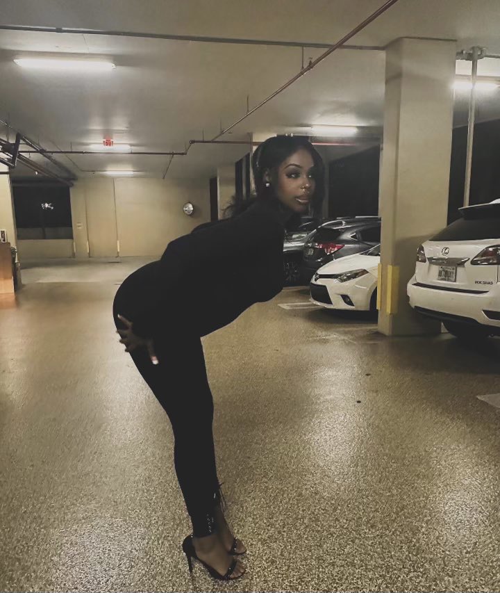 indiaaMonae's tweet photo. 2024 got me acting reallll baddddd 😎🖤 https://t.co/yAwqAkVkPy
