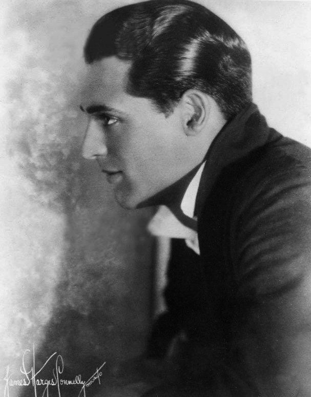 TimeMachineHQ's tweet photo. Before he was #CaryGrant... #ArchieLeach, 1930.
Photographer: James Hargis Connelly πΈ https://t.co/ghE5b0OLTn