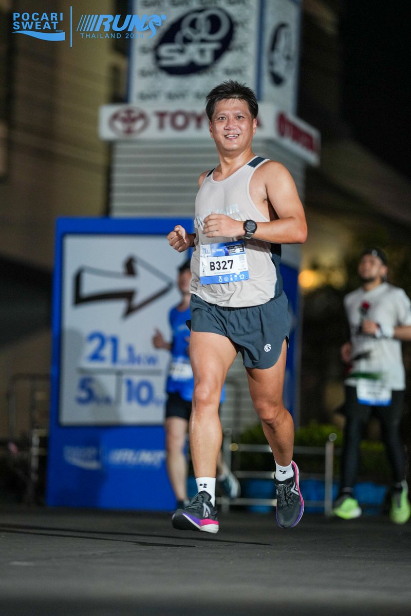 NinjaTooK's tweet photo. อ้าววว!! วิ่งสวนทางกับป้ายแล้ว ➡️ 

#PocariSweatRunThailand2024
#TimeToProveYourself 
#มาเถอะอยากเจอ #งานถนนจอยๆ 

#theXteam #theXteamRunners 
#theXteamAndFriends
#halfmarathon #run
#running #runner #tookkyrun https://t.co/RF0g6W9SYA