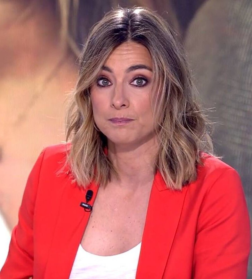 FaMalDa2's tweet photo. Sandra buscando una funda ultra resistente para la tablet después de ver la reacción de Andrea:
#LaIslaDeLasTentaciones1 https://t.co/wLpvTqfhK1