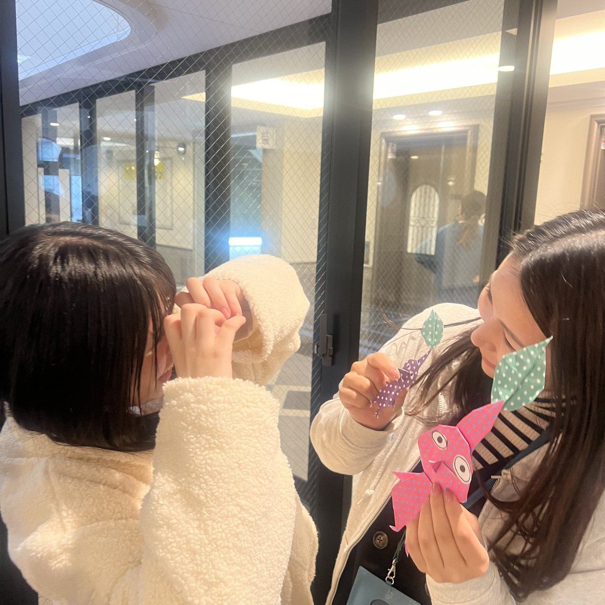 kc_sanko's tweet photo. 仲良し担任の先生と🪿🪿🤍

廊下から楽しそうな声が聞こえてきて、、、
ちらっと覗いてみると👀🌟
可愛い製作物を大好きな担任の先生にプレゼントしていました🎁

ピクミンの鼻が立体的に作ることにこだわったそうです🐒
可愛い！ https://t.co/jwpnodXBUb