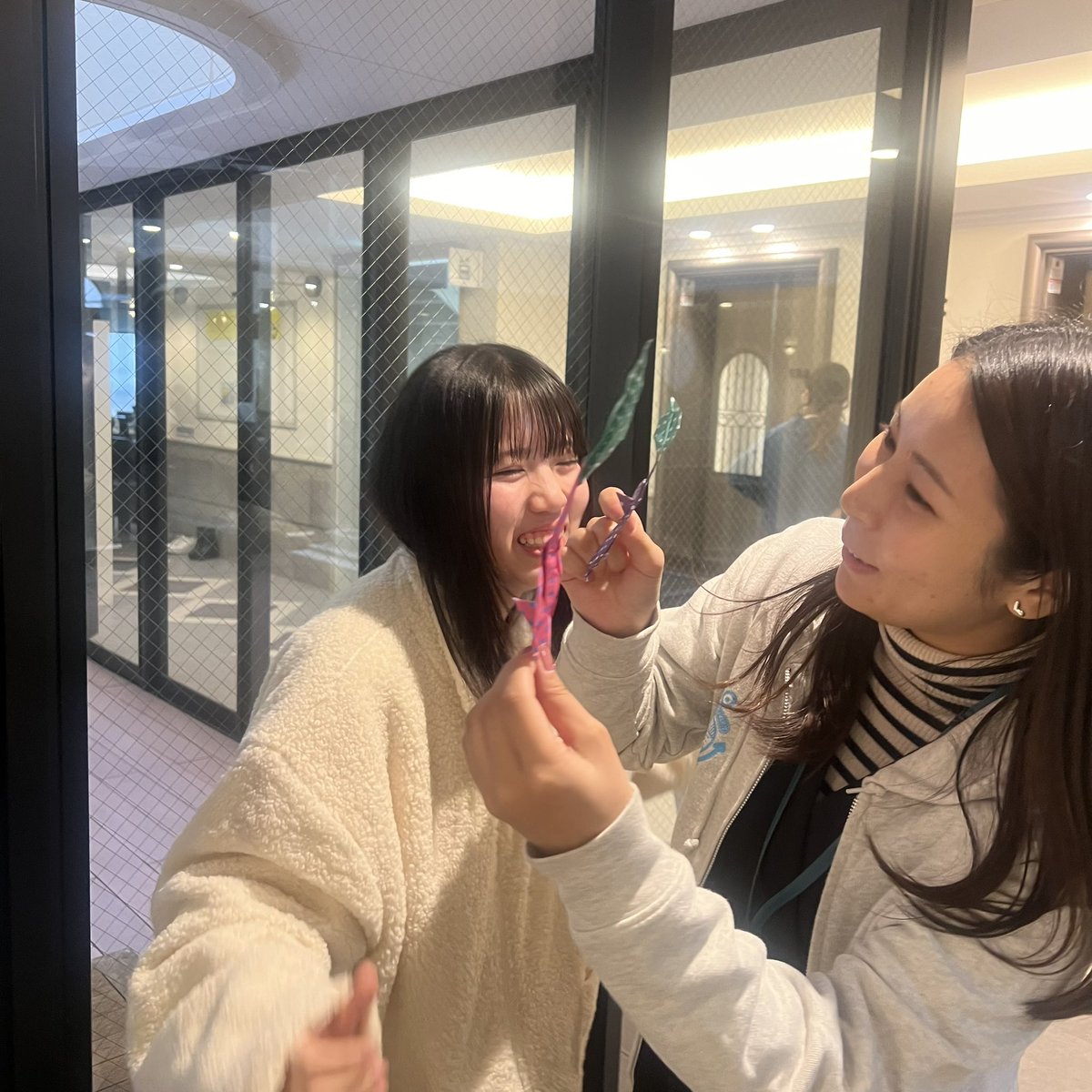kc_sanko's tweet photo. 仲良し担任の先生と🪿🪿🤍

廊下から楽しそうな声が聞こえてきて、、、
ちらっと覗いてみると👀🌟
可愛い製作物を大好きな担任の先生にプレゼントしていました🎁

ピクミンの鼻が立体的に作ることにこだわったそうです🐒
可愛い！ https://t.co/jwpnodXBUb