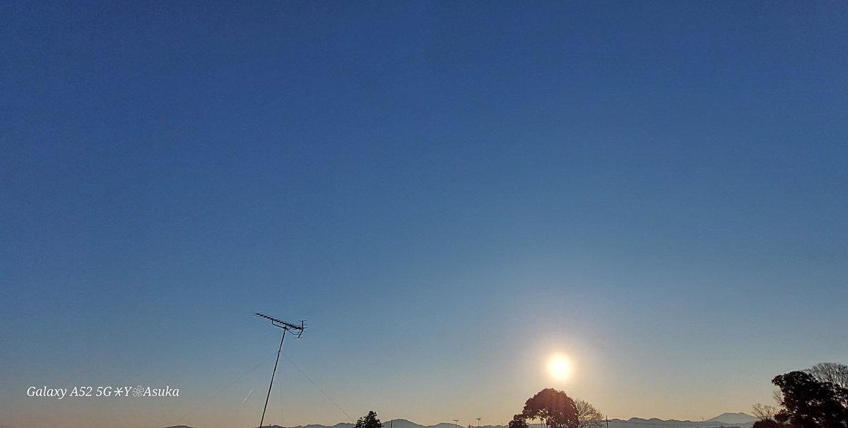 yumeasutw's tweet photo. #青空 にお日様燦々✨キーンと冷えた快晴の朝☀️
ベランダの手摺の #結晶霜 ❄️
予想最高/最低気温🌡️12℃/-4℃
晴れ☀️
お洗濯日和👕夕方は雲が多くなり北風が冷たそうです🌬️➰🍂
#イマソラ #朝空
#霜活 #霜 #frost #樹枝状
#空の名前
#天気の図鑑 #気象のはなし
#a2024 #a0110 #a202401 #a2024012 https://t.co/Vh8X7QI1YP