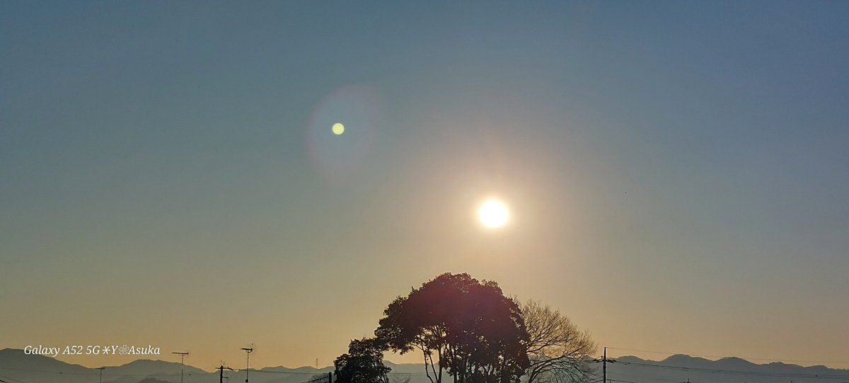 yumeasutw's tweet photo. #青空 にお日様燦々✨キーンと冷えた快晴の朝☀️
ベランダの手摺の #結晶霜 ❄️
予想最高/最低気温🌡️12℃/-4℃
晴れ☀️
お洗濯日和👕夕方は雲が多くなり北風が冷たそうです🌬️➰🍂
#イマソラ #朝空
#霜活 #霜 #frost #樹枝状
#空の名前
#天気の図鑑 #気象のはなし
#a2024 #a0110 #a202401 #a2024012 https://t.co/Vh8X7QI1YP