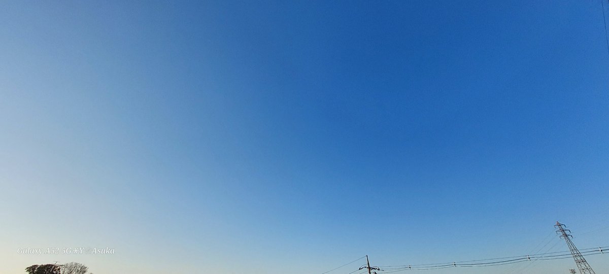 yumeasutw's tweet photo. #青空 にお日様燦々✨キーンと冷えた快晴の朝☀️
ベランダの手摺の #結晶霜 ❄️
予想最高/最低気温🌡️12℃/-4℃
晴れ☀️
お洗濯日和👕夕方は雲が多くなり北風が冷たそうです🌬️➰🍂
#イマソラ #朝空
#霜活 #霜 #frost #樹枝状
#空の名前
#天気の図鑑 #気象のはなし
#a2024 #a0110 #a202401 #a2024012 https://t.co/Vh8X7QI1YP