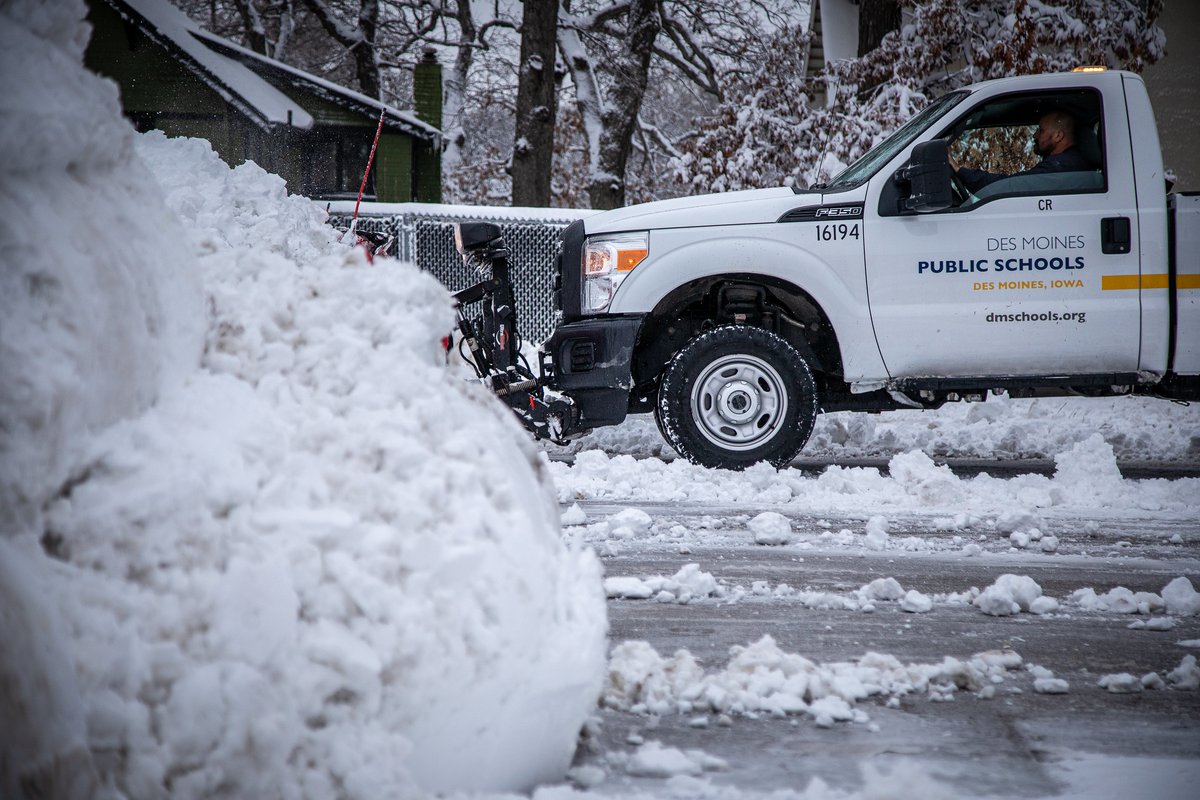 DMschools's tweet photo. Elementary schools will start at 9:45 AM, middle schools at 10:30 AM and high schools at 10:25 AM. 

A big thanks to our operations team ... a snow day is a work day as they make sure 70 schools, offices and facilities are ready for the return of students, teachers and staff. https://t.co/K3it9P7HzC