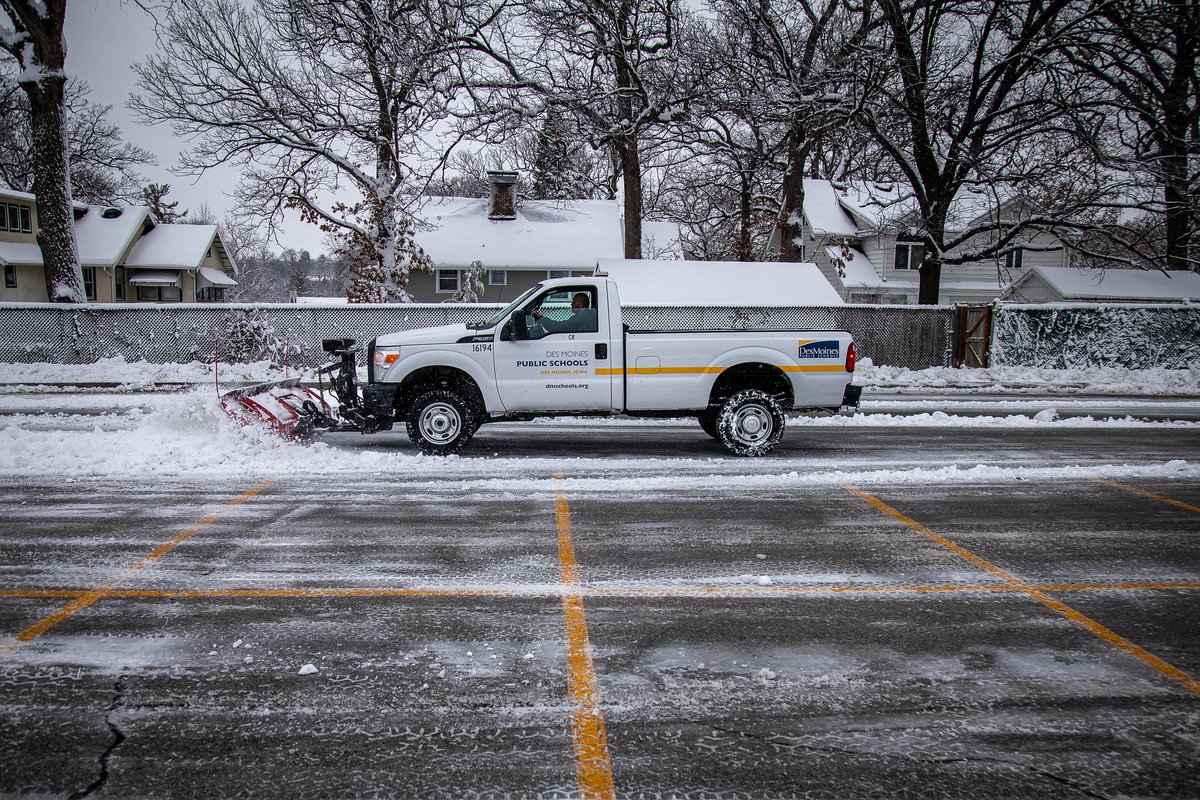DMschools's tweet photo. Elementary schools will start at 9:45 AM, middle schools at 10:30 AM and high schools at 10:25 AM. 

A big thanks to our operations team ... a snow day is a work day as they make sure 70 schools, offices and facilities are ready for the return of students, teachers and staff. https://t.co/K3it9P7HzC