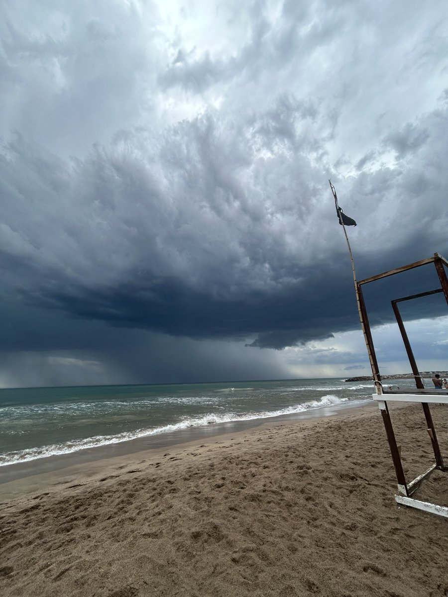 sufivazquez's tweet photo. Desde la playa, minutos previos al tornado #TNDE20A22 https://t.co/fMXnaBYRpO