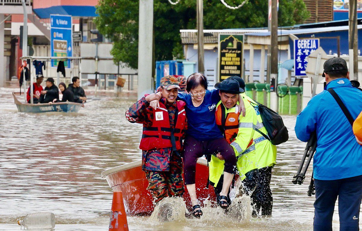 Usai di Menara FELDA di Kuala Lumpur, saya bergegas ke Kota Tinggi untuk melihat sendiri situasi banjir di sana.

Setibanya di Sungai Bang, saya telah mendengar penjelasan mengenai sistem penapis air mudah alih daripada SIRIM, lantas menyaksikan penyerahan mesin air daripada